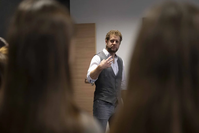 Thomas Haddad expliquant les bases de la posture et de la voix pour s'affirmer