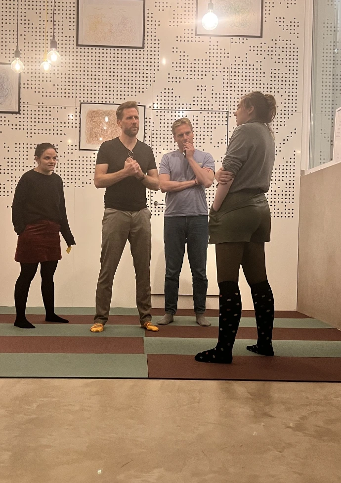 Des participants utilisent le corps et le regard pour affirmer leur avis