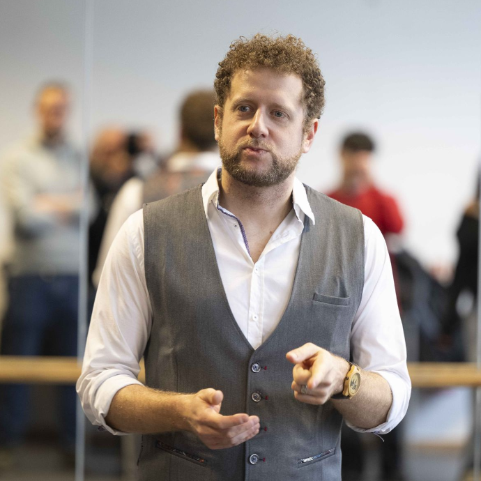 Thomas Haddad encadrant un atelier d'affirmation de soi