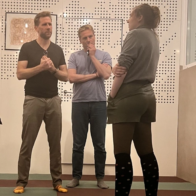 Participants s'entrainant à pratiquer l'affirmation de soi par le jeu scénique
