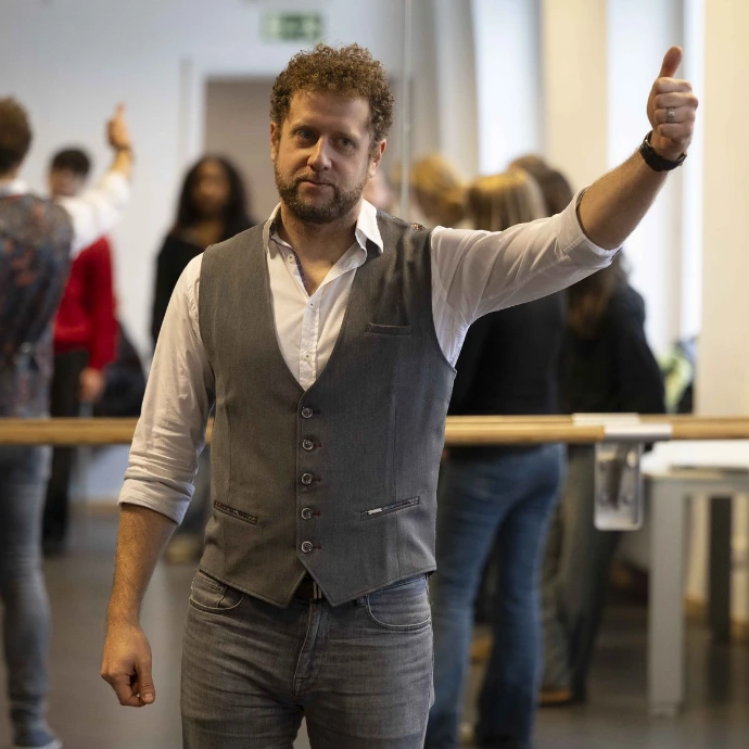 Thomas expliquant la théorie de l'affirmation de soi