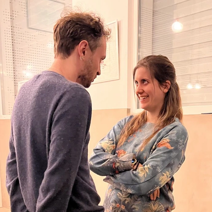 Deux participants travaillant le regard et la peur du jugement durant un atelier par le jeu