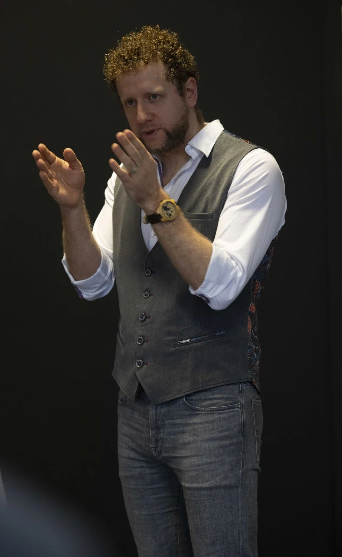 Thomas Haddad expliquant la gestion des émotions aux participants de l'atelier