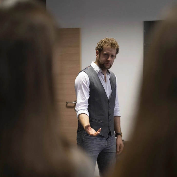 Thomas expliquant les concepts d'aisance relationnelle dans une séance découverte du Loup-Garou