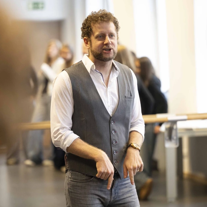 Thomas Haddad expliquant l'utilisation du corps, du regard et comment mettre ses limites