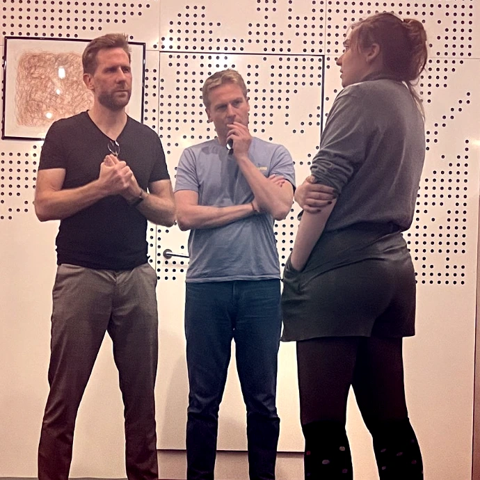 Trois participants expérimentent des mises en situations réelles dans l'atelier d'affirmation et de confiance