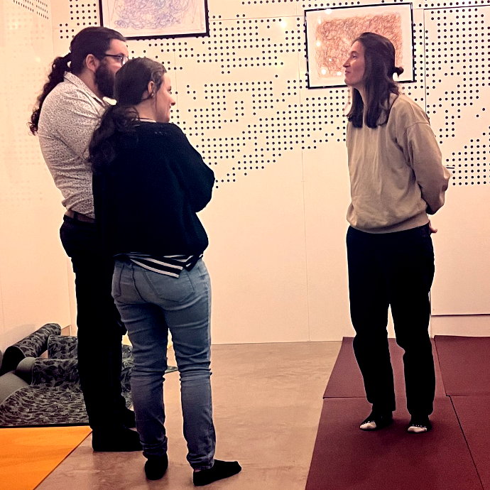 Trois participants pratiquent l'affirmation de soi et la confiance pour oser prendre sa place en groupe