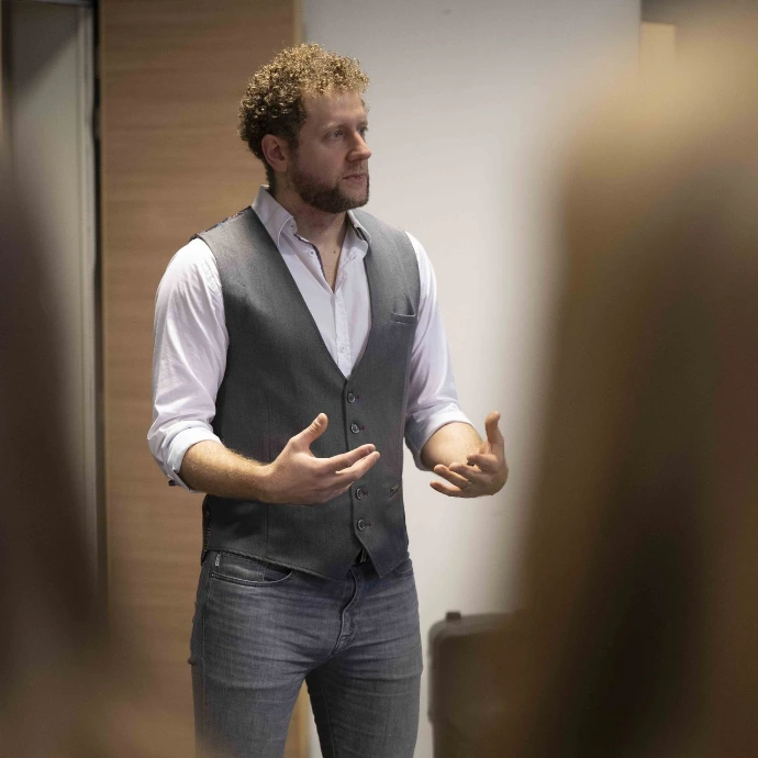 Thomas encadrant un atelier prise de parole sans stress