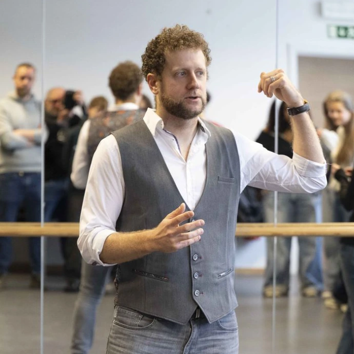 Thomas explique la théorie durant atelier prise de parole sans stress